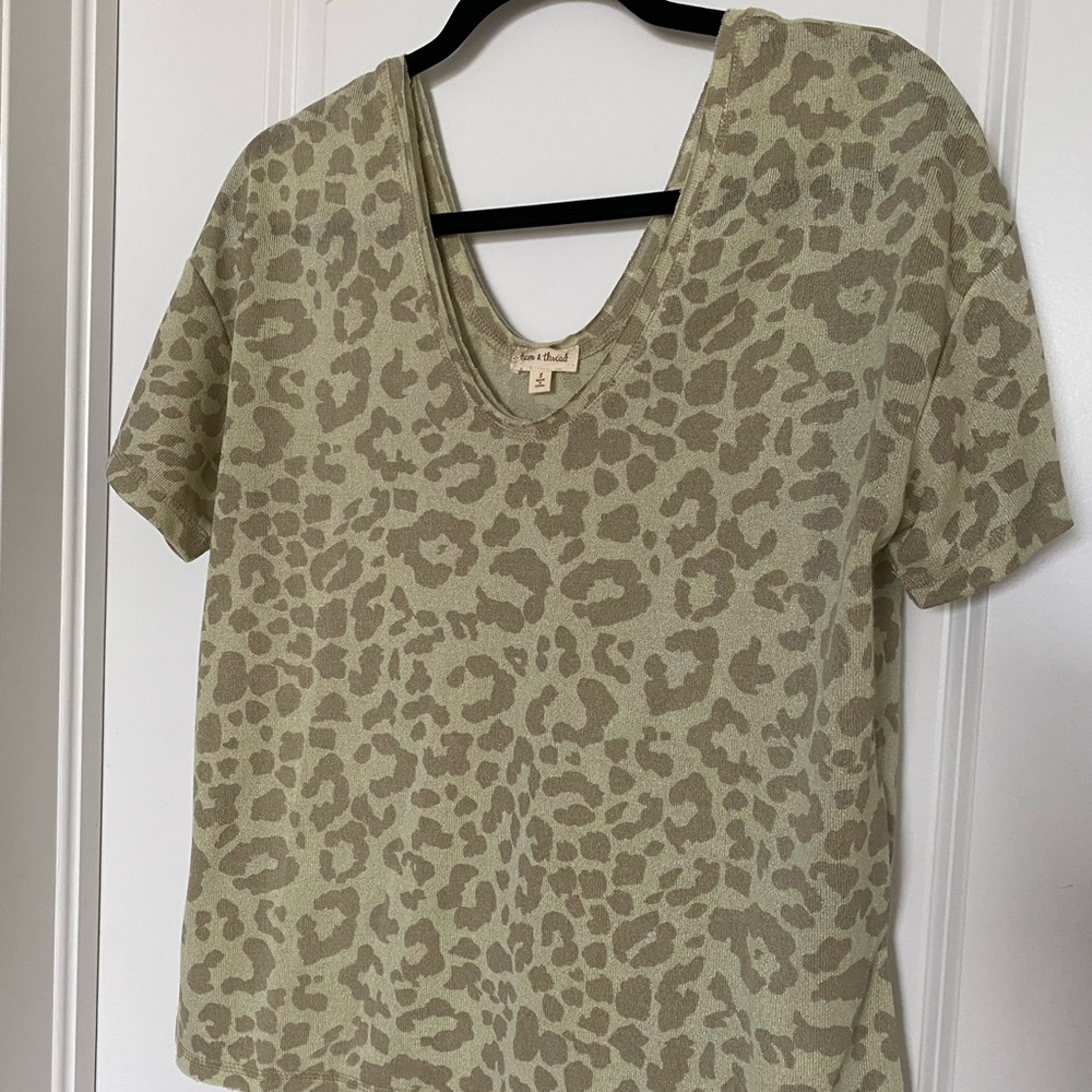 Hem & Thread light weight tee - Picture 2 of 3